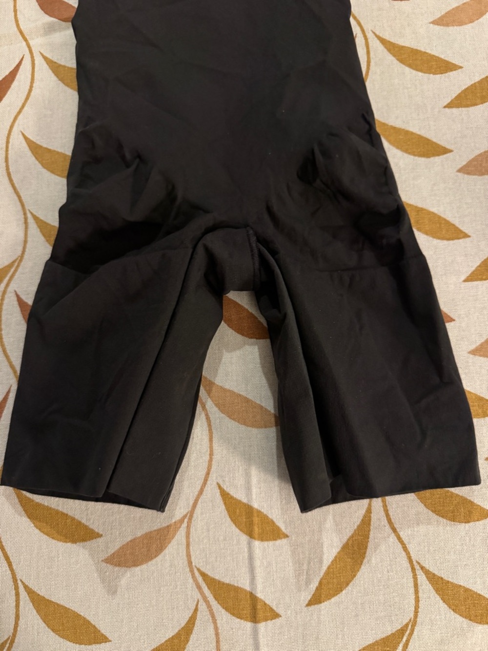 SKIMS Black High-Waist Mid-Thigh Shaping Shorts - Picture 4 of 9